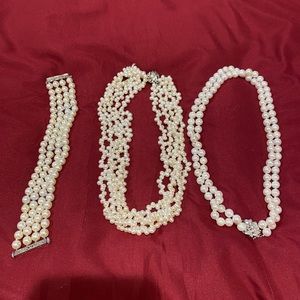 3pc costume pearls. Bracelet and necklace set.